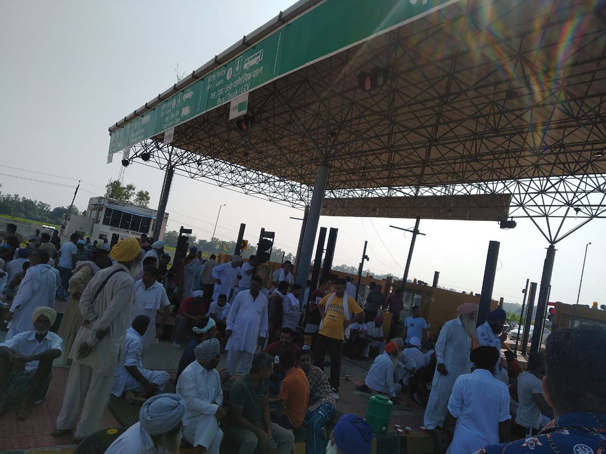 kisanektamorcha's tweet photo. Farmers blocked Hisar Chandigarh , nation highway 65, Saini Majra toll plaza.
#आज_भारत_बंद_है https://t.co/dCPBNcqqmd