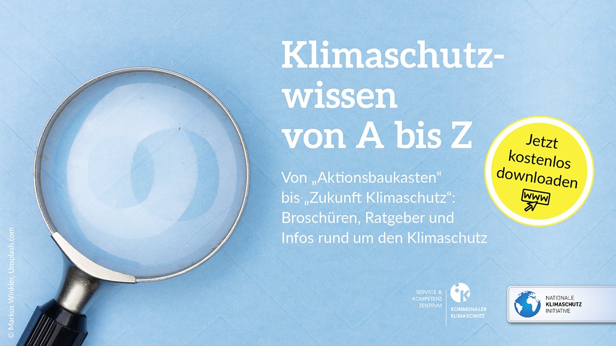 Nahaufnahme einer Lupe auf blauem Hintergrund. Dazu der Text: Klimaschutzwissen von A bis Z. Von "Aktionsbaukasten" bis "Zukunft Klimaschutz": Broschüren, Ratgeber und Infos rund um den Klimaschutz.