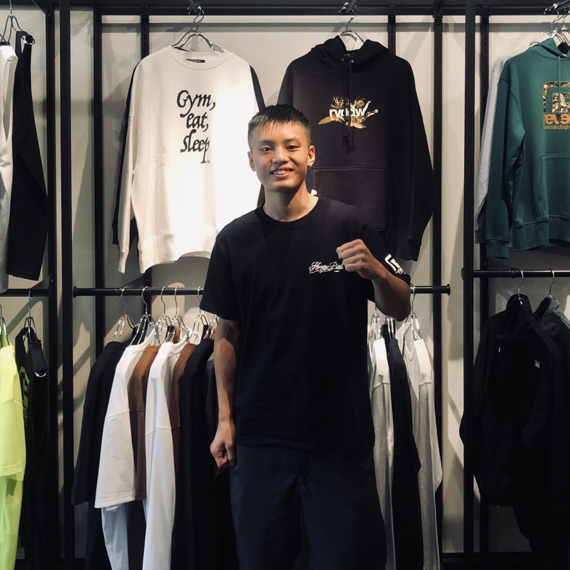 rvddw's tweet photo. リバーサル原宿にrvddwサポート風音選手(TEAM TEPPEN)がご来店。風音選手は9.23「RISE WORLD SERIES 2021 YOKOHAMA」で行われた「RISE DEAD OR ALIVE 2021 -53kgトーナメント」に出場し見事に優勝いたしました。おめでとうございます。#RISE_WS #RISE_DoA #rvddw https://t.co/tL0wYaqwYK