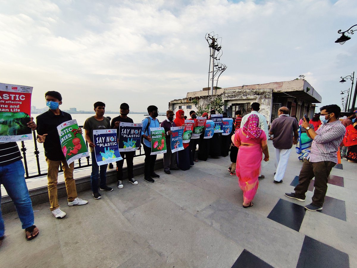 GreenIndiaClub's tweet photo. Team @GreenIndiaClub placard show against plastic at Tankbund, Hyd on 26sept, World Environmental Health Day at "Sunday Funday" event in collaboration with @NykHyderabad under @IndiaSports . Powered by Terminate Hunger &amp; @EdventurePark .

#TankBund #SundayFunday #Swachhata https://t.co/u1EjI7i31X