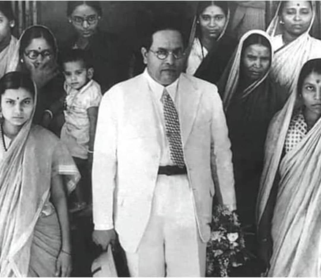 27 सितम्बर 1951 को डा.बाबासाहब अम्बेडकर ने अपने विधी मंत्री पद का इस्तिफा दिया था.

काँग्रेस द्वारा महिलाओं के लिए हिंदु कोड बील लागु न करना और ओबीसी को आरक्षण देने के लिए कमिशन न बनाना इन दो प्रमुख कारणों से मंत्री पद का इस्तिफा देने वाले वे भारत के पहले और आखरी मंत्री है.