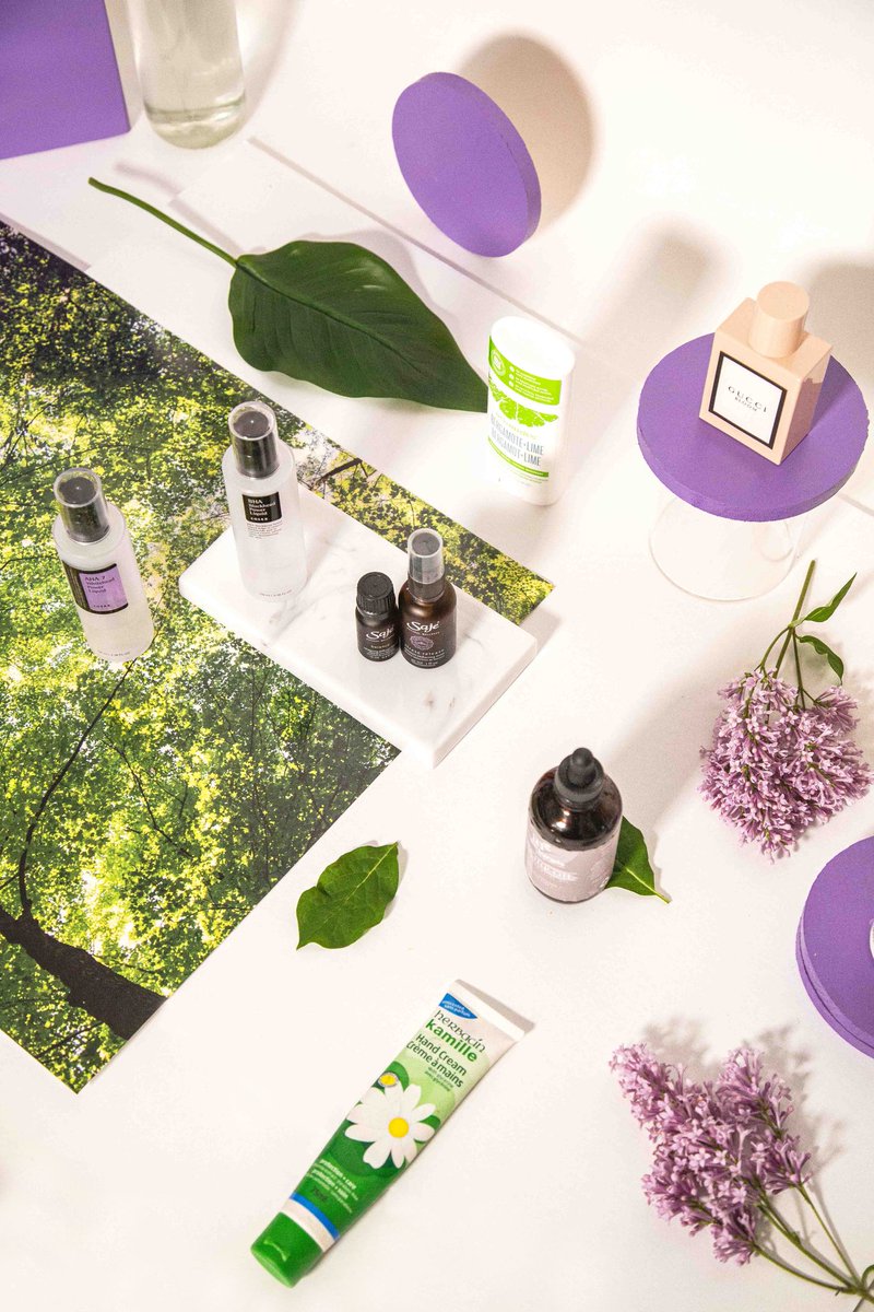peepthasteez's tweet photo. Summer staples getting rolled over into #fall21 - 📸 by @sailorg000n. This week we talk gradually removing chemically laced products from your routine and the benefits of moving towards a clean &amp; natural #beautyroutine. 🌿💚 https://t.co/1PbdiYGoeX