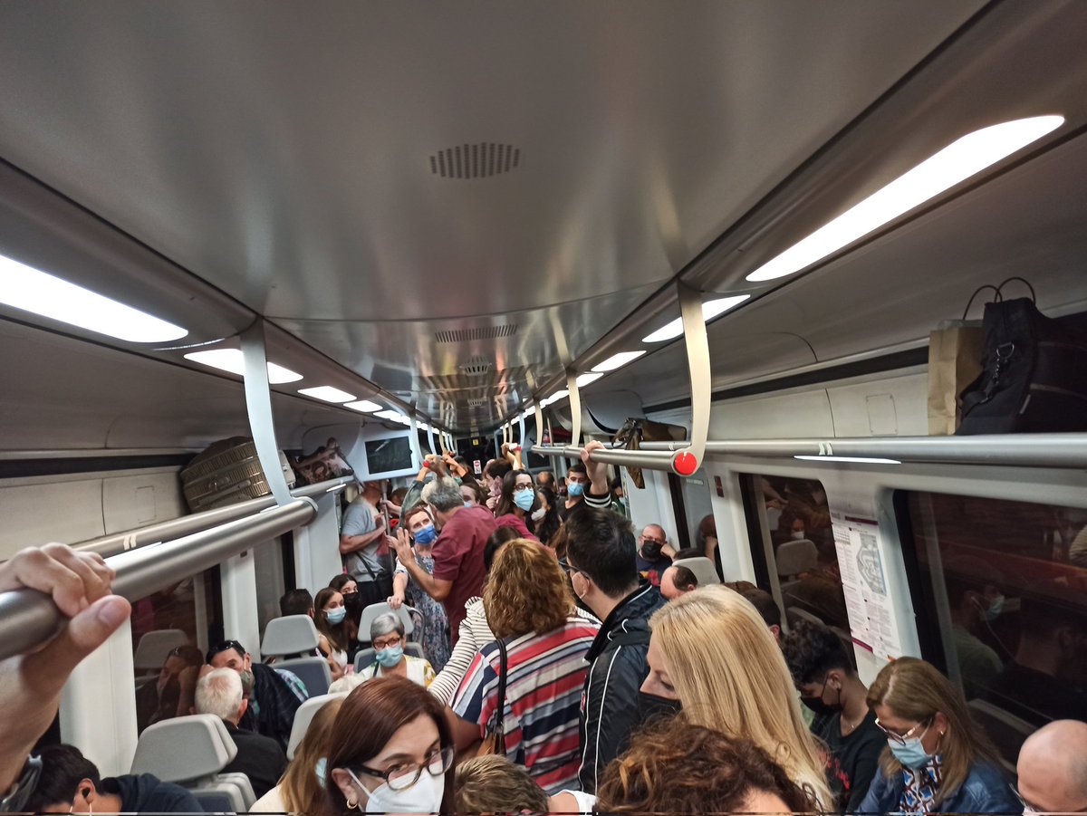 AlbaRebull's tweet photo. @CercaniasVLC esto os pareci digno pagar para no poder subir en el tren, donde esta las medidas de seguridad covid que tanto anunciais. https://t.co/shDWrfp3TD