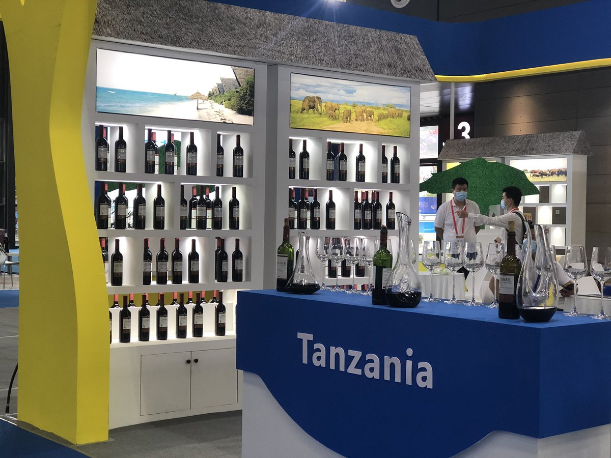 UbaloziChina's tweet photo. Mvinyo aina ya DOMPO unaozalishwa na Kampuni ya ALKO VINTAGES ya Tanzania ni mojawapo ya bidhaa za Tanzania zilizopo katika maonesho ya Pili ya China-Africa Economic and Trade Expo yanayoendelea jijini Changsha @millardayo @MwananchiNews @dailynewstz @TheCitizenTZ @Hakingowi https://t.co/3jXQk7jBFS