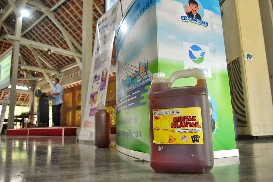 Rp 3.000/kg lumayan, yuk kumpulkan jangan dibuangin para wargi

Kini Minyak Jelantah Menjadi Berkah 😂
⠀
Masyarakat kini bisa mengumpulkan Minyak Jelantah untuk dijual atau dikonversi ke emas mini yang tersedia di @banksampah.resik

instagram.com/p/CUUCmGUBMDY/…