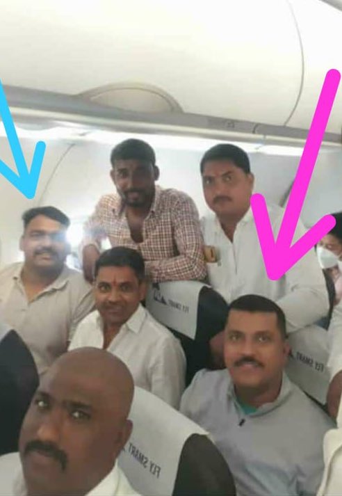 ChitraKWagh's tweet photo. ओळखलतं का यांना 
नगर पारनेरचे PI बळप(रेड) तर पोलिस दिवटे(ब्लू)
आमदार निलेश लंके या २ पोलिसांना विमानाने फिरवून आणताहेत
एव्हढी बडदास्त आमदार ठेवतोय म्हंटल्यावर त्याने या पोलिसांसमोर कुठल्या महिलांना शिव्या देवो किंवा हात उगारो जीभ कशी रेटेल बोलायला आणि हात कसे उठतील कारवाईसाठी ?? https://t.co/vSAY9ZN8r9