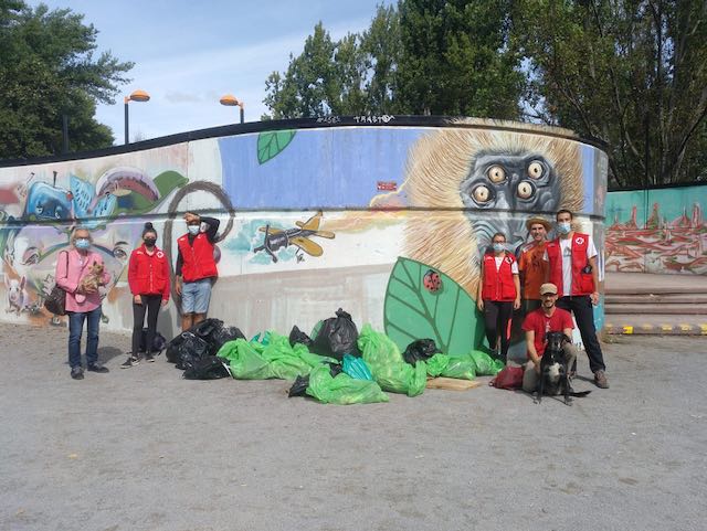 jozusu's tweet photo. Ayer me acerque al #ParquedelEbro de #Logroño para felicitar por su iniciativa de recogida de residuos en la zona inundable del Ebro al Grupo de Medio Ambiente de @CruzRojaRioja ¡Enhorabuena por vuestra labor! https://t.co/KQcvs3bIKA
