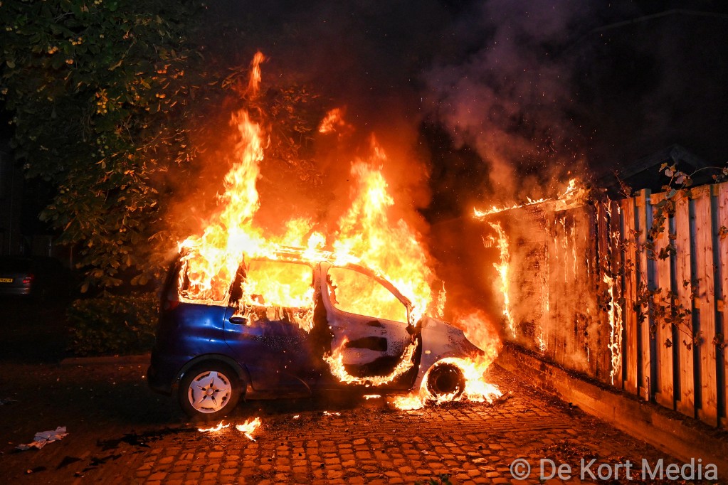 TobyDeKort's tweet photo. Autobrand in #Haaren veroorzaakt schade aan schutting en schuur https://t.co/7M12SmeNRp https://t.co/wKxnUdlkLU