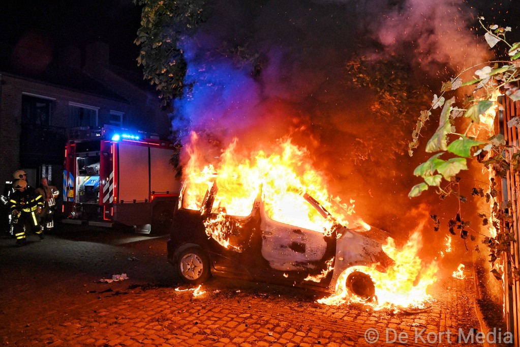 TobyDeKort's tweet photo. Autobrand in #Haaren veroorzaakt schade aan schutting en schuur https://t.co/7M12SmeNRp https://t.co/wKxnUdlkLU