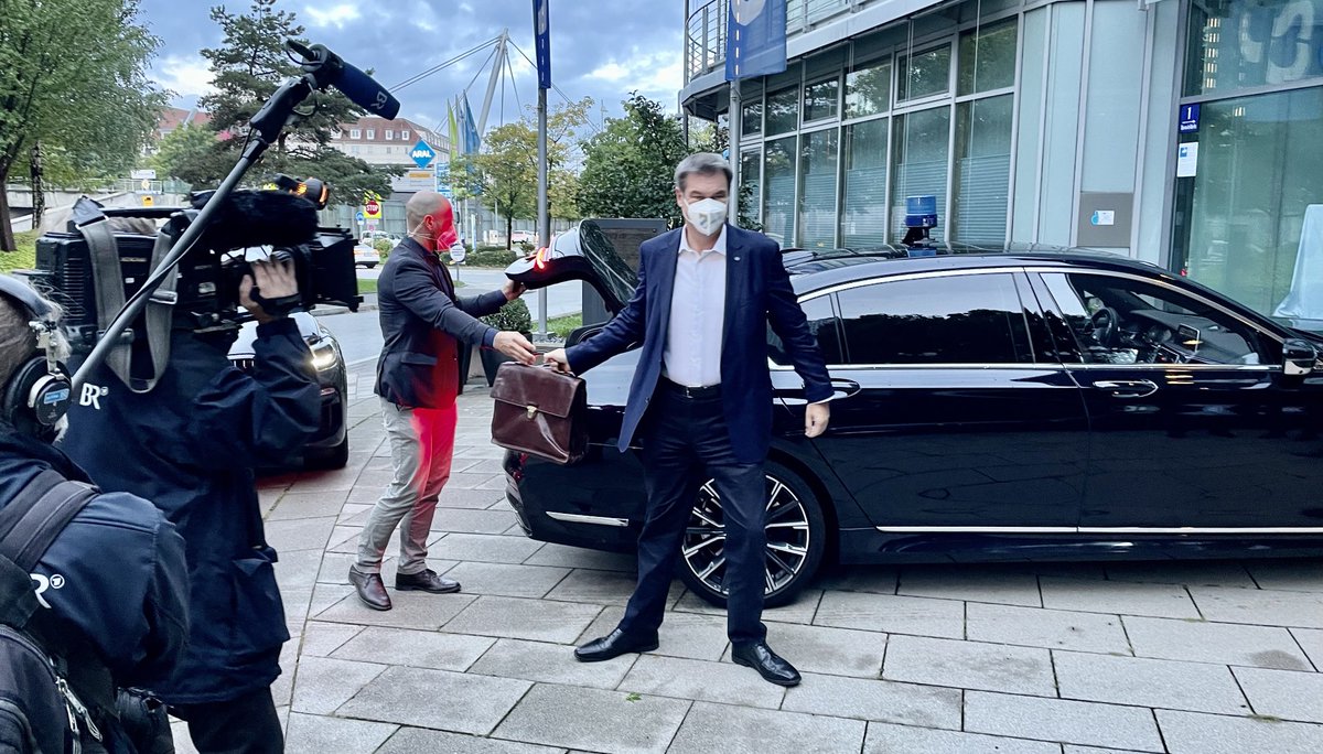 7.19 Uhr. Landesleitung CSU im Münchner Norden. Parteivorsitzender Markus Söder kommt nach einer langen Wahlnacht in Berlin zur Vorstandssitzung.