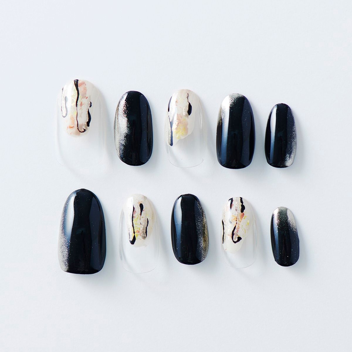 GINZA_magazine's tweet photo. 秋ネイル見本帖💅クリア生かした白ベースに黒、ラメ、グリーン、ピンクゴールドなど複数の色と煌めきを乗せた繊細なドローイング、そして、ミラーゴールドを、ドローイングを連想させるように黒ネイルの先端や際にオン。https://t.co/FJ99oPQ5Ds https://t.co/9GmunizWYT