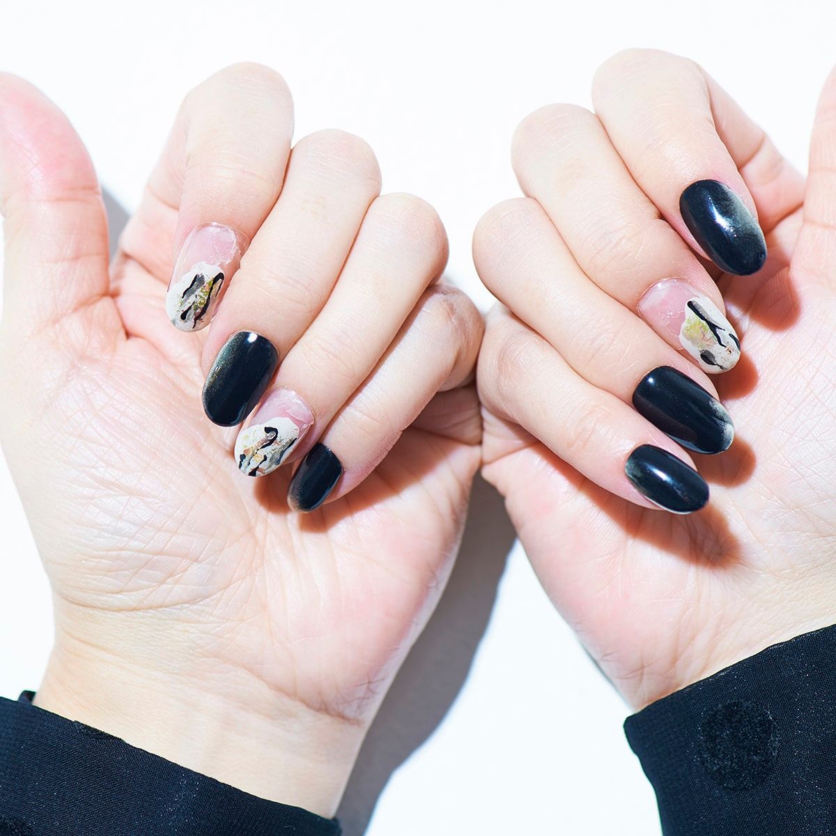 GINZA_magazine's tweet photo. 秋ネイル見本帖💅クリア生かした白ベースに黒、ラメ、グリーン、ピンクゴールドなど複数の色と煌めきを乗せた繊細なドローイング、そして、ミラーゴールドを、ドローイングを連想させるように黒ネイルの先端や際にオン。https://t.co/FJ99oPQ5Ds https://t.co/9GmunizWYT