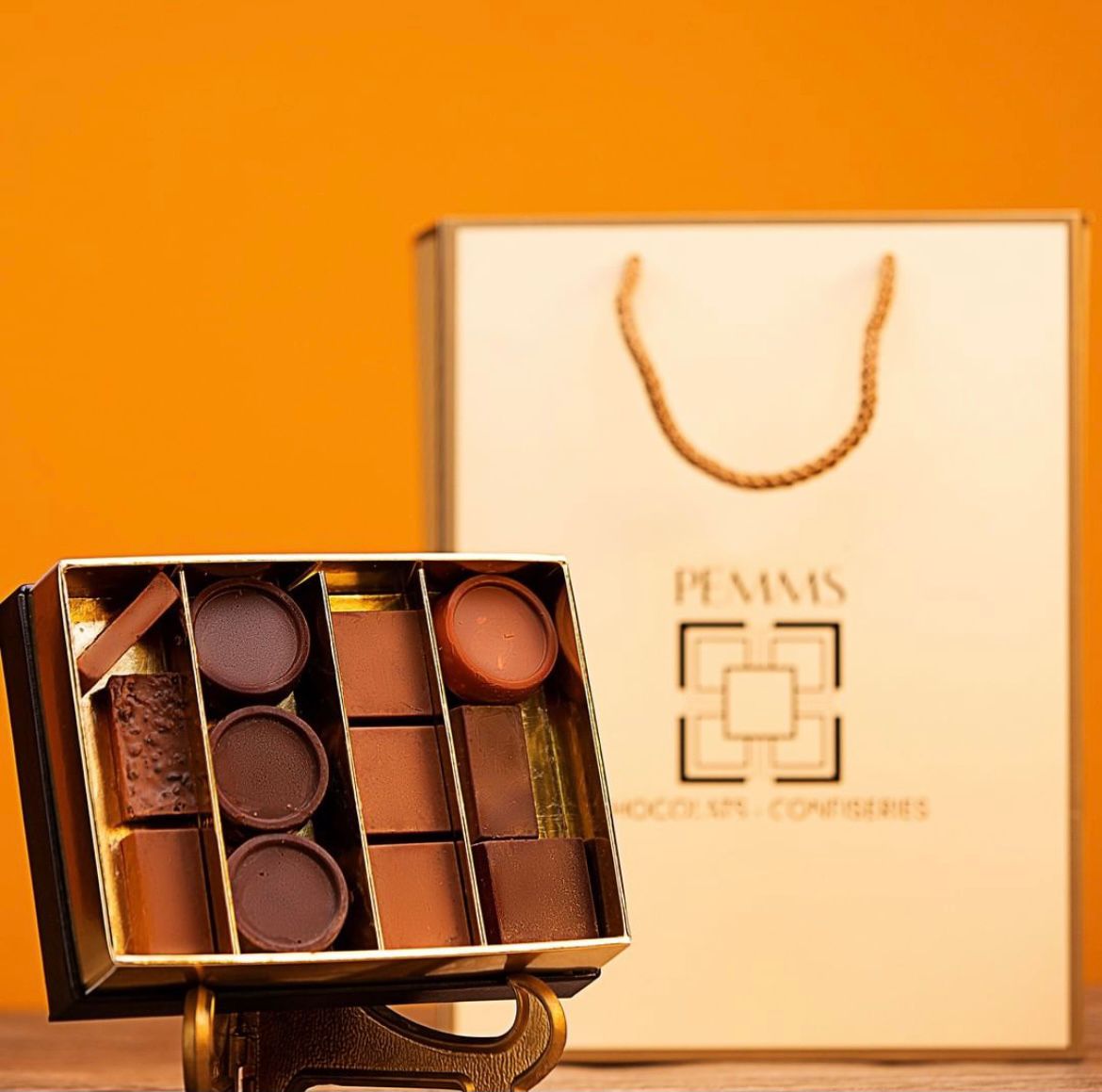 Forumduluxe's tweet photo. Les Chocolats &amp; Confiseries PEMMS mélangent l'#excellence et la quintessence du #chocolat produit en #CôtedIvoire. Ils vous transporterons sans escales, à travers les plus beaux terroirs ivoiriens. Réservez dès maintenant vos billets: https://t.co/9pidsZS47z #ForumDuLuxe #Abidjan https://t.co/jmjWfdPZCE