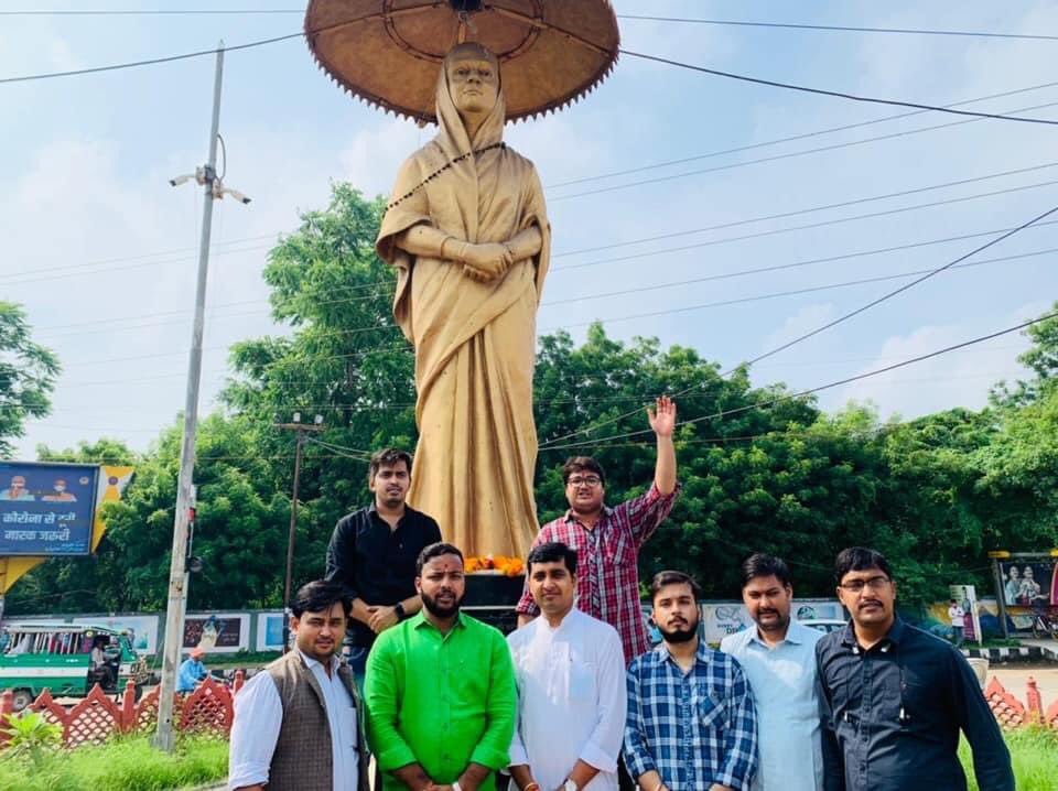 TheBlackCoatMan's tweet photo. आजादी का अमृत महोत्सव
#सेवा_और_समर्पण_अभियान
#सितंबर17_से_7अक्टूबर2021
तक आज उसी क्रम में 27/9/2021 को  युवा मोर्चा ग्वालियर महानगर द्वारा #कैलासवाशी_राजमाता_सिंधिया जी की प्रतिमा पर मल्यार्पण किया गया ।
@JM_Scindia 
@VivekShejwalkar 
@makhijani_kamal 
@vaibhavpawarmp 
@_PrateekT https://t.co/ETvHR0yJF4
