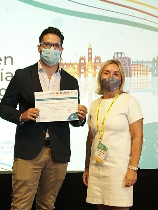 aedv_es's tweet photo. Desde la AEDV damos la enorabuena al Dr. @pedro_navarro4 por ganar el 🥇premio a la mejor comunicación oral de nuestra XV Reunión nacional de Residentes en dermatología y venereología.

¡Te lo mereces!

CC @BABE_lab 

#ResidentesAEDV2021 https://t.co/FzvGNVhqrp