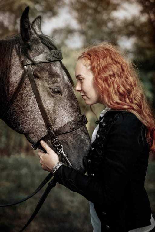 le_saac's tweet photo. Story of a bridle:
Dreamed by @novikovi_gretii . (Instagram)
We designed together.
By every pin, the magic  became stronger.
It came alive.
The miracle came into existance.
@prof_ography (instagram
Thank You
#leatherproduct #handmade #unique @le_saac  #horse  #cavalos https://t.co/qzUI06gDeV