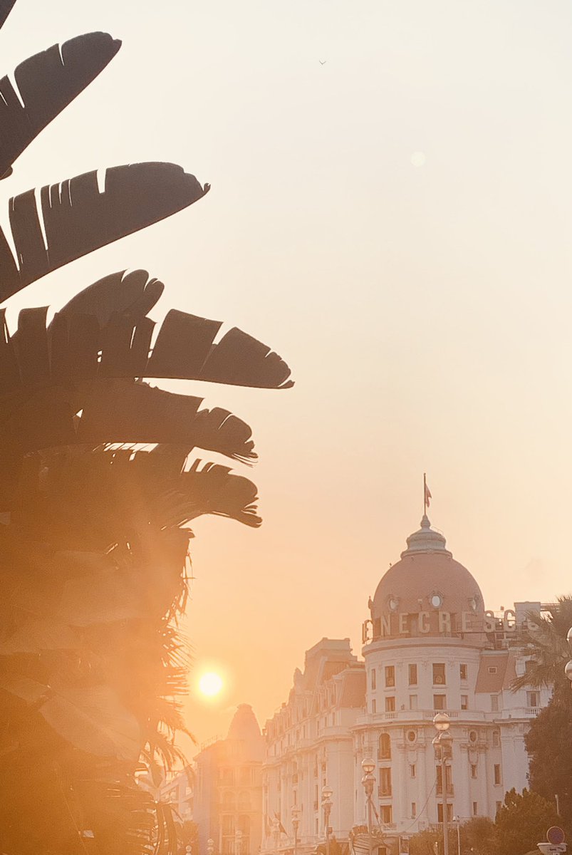 #MondayMotivation sur un magnifique coucher de soleil 🌇 
.
#IloveNice #nice06 #ExploreNiceCotedAzur #CotedAzurFrance #VisitCotedAzur #AlpesMaritimes