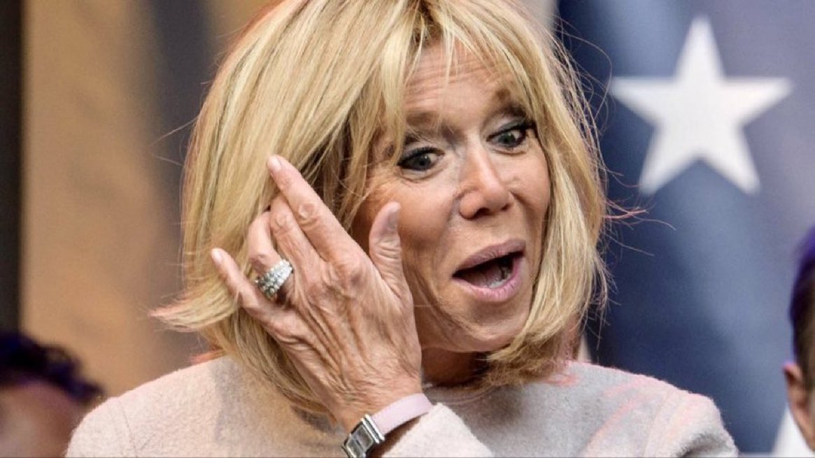 EnModeMacaron's tweet photo. ON ACCEPTE ÇA⁉️

La Cour des comptes révèle que Brigitte dispose d’un directeur du cabinet, d’un chef de cabinet et d’une assistante qui lui consacrent les 2/3 de leur activité, soit un coût considérable de 278.000 euros❗️

En plus de son « statut » à 538.000 euros⁉️ https://t.co/XbA5MniHse
