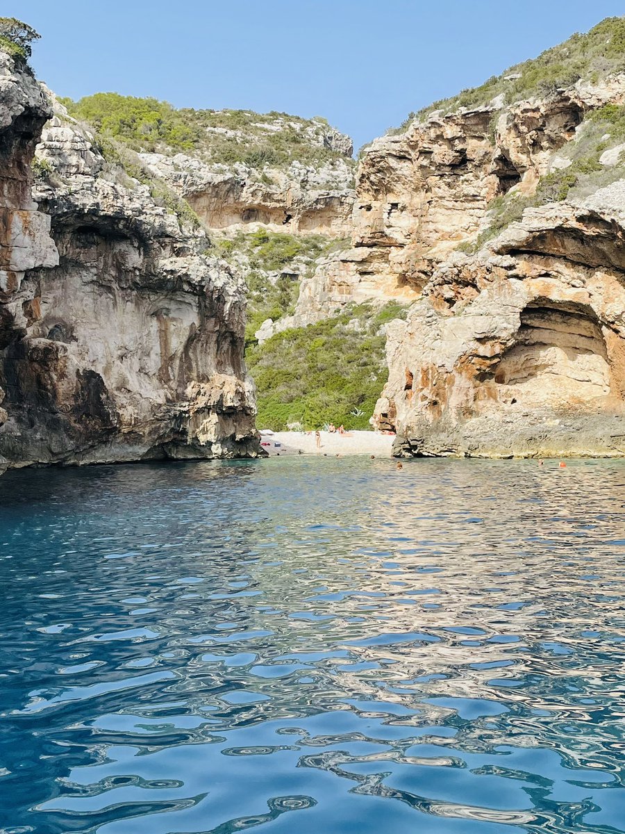globetwitteuse's tweet photo. Hvar / excursion à la journée au large de l’île de Hvar, jusqu’aux îles de Vis et Bisevo. Blue cave, plage cachée de Stiniva et toujours ses eaux turquoises 🤩 #Croatie #hvar #BlueCave https://t.co/Biy4ckFwZ8