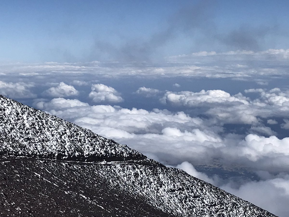 jitukawa37761's tweet photo. 今、富士山山頂、2107回目登頂したよー天気良く登山日和だよ〜〜 https://t.co/0ORdxik199