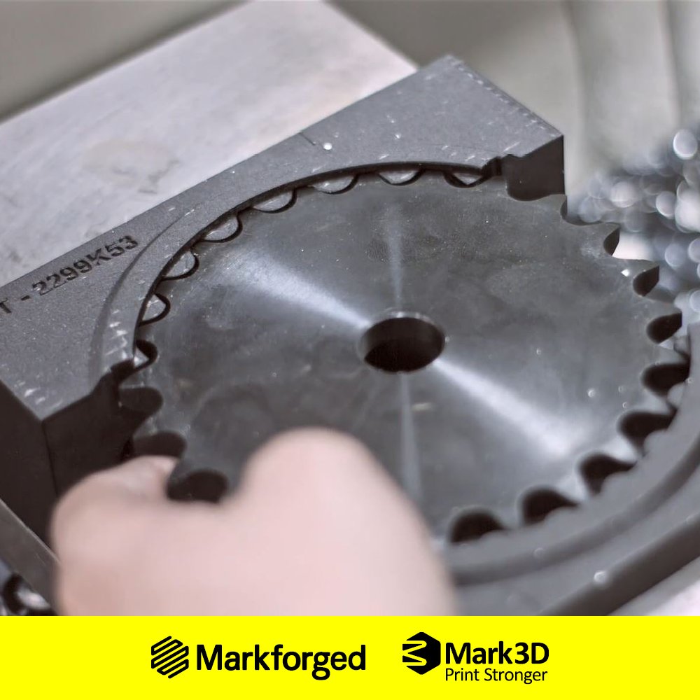 Warum sollten bestehende und funktionierende Prozesse in der Fertigung verändert werden?

Weil diese Prozesse in vielen Fällen optimiert werden können.

Material- und Gewichtseinsparungen sowie neue Design-Freiheiten sind nur wenige Aspekt der neuen Möglichkeiten.