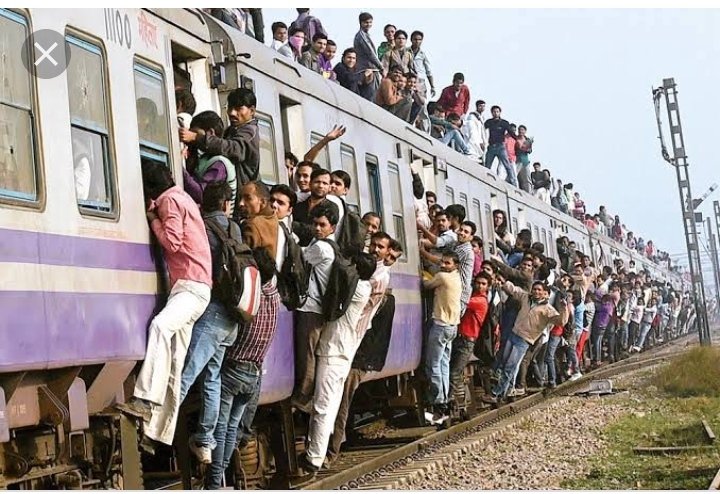 Поезд полными вагонами. Поезд в Индии. Индийские вагоны. Переполненные поезда в Индии.