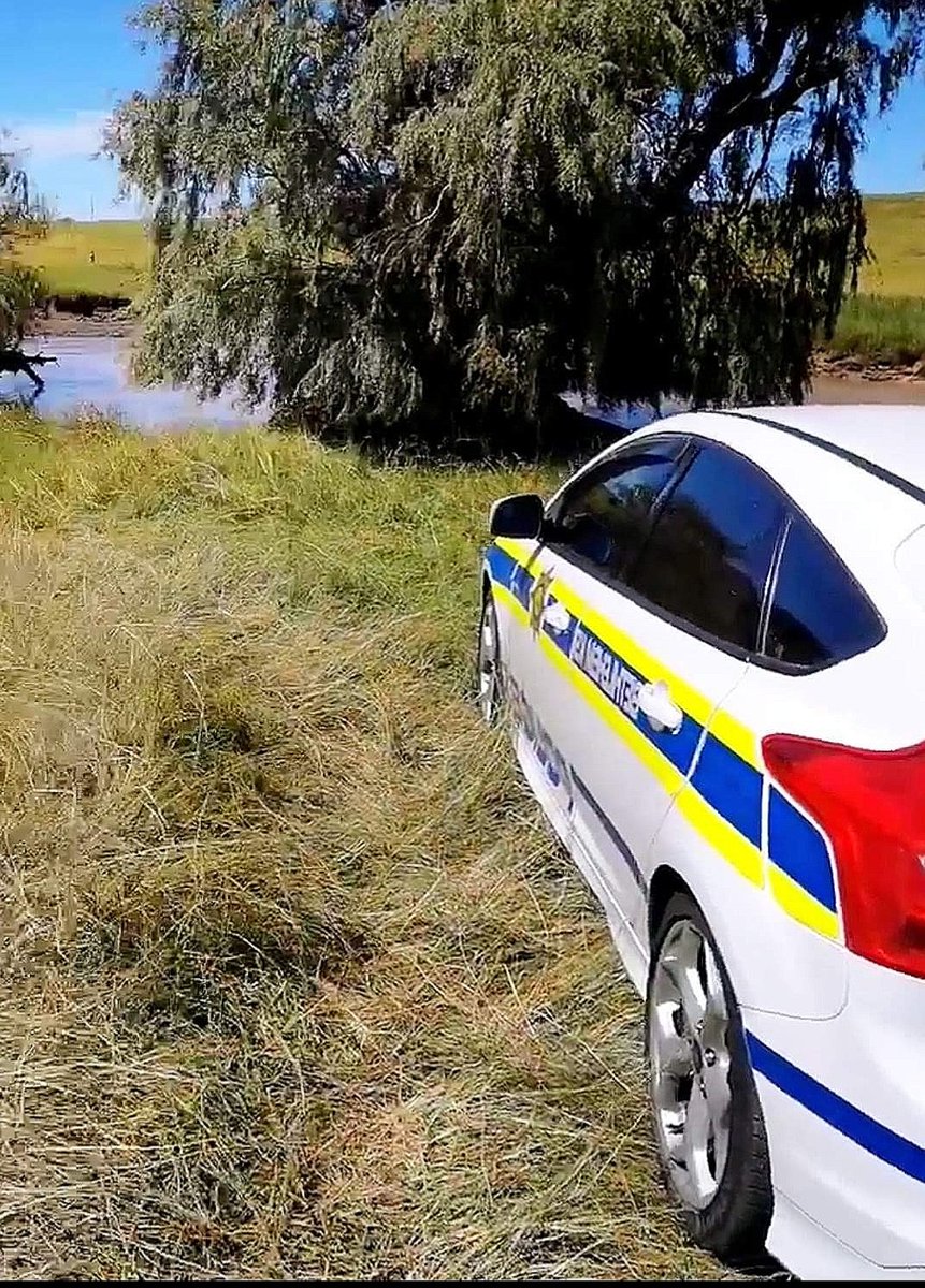 BethlehemSpot's tweet photo. WOMAN FOUND DEAD NEAR LIEBENSBERGVLEI RIVER IN BOHLOKONG

Full story here: https://t.co/oZGDUItmyK 

#BreakingNews #bnspot #saps #freestatesaps https://t.co/4qeLeXQ6Ak