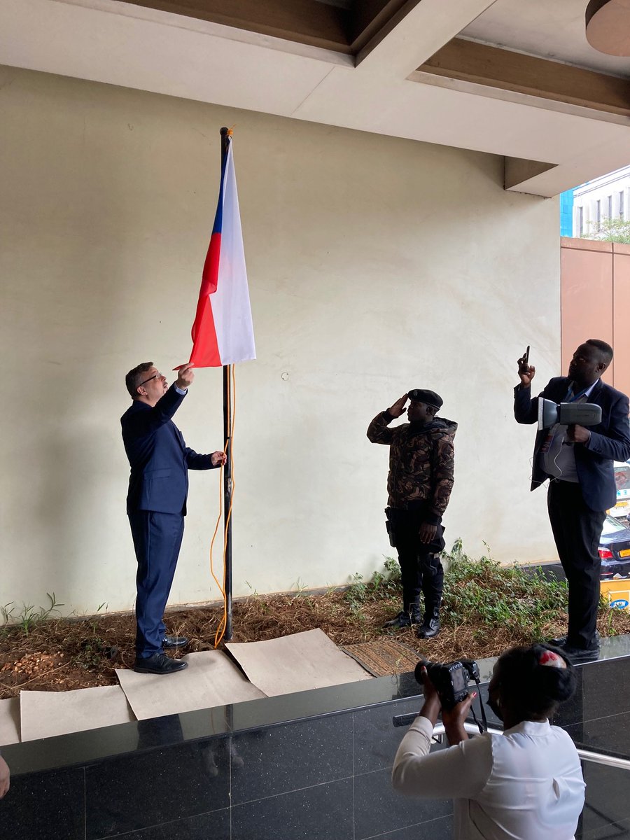 mzvcr_AFR_fr's tweet photo. Au cours de visite du VM AE Tlapa à l'#Ouganda 🇺🇬, #consulat honoraire de la #Tchéquie 🇨🇿à #Kampala a été ouvert, sous la direction du #consul Stephen #Kaboy. Le ministre #Odongo, des représentants d'autres ministères et autres invités ont assisté à la réception. #tchèque #Uganda https://t.co/6EAwdS78vx