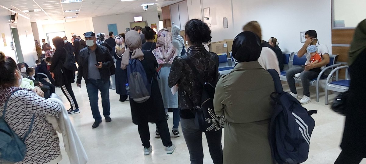 Yalova devlet hastanesi. 
Bir kurum bu kadar mı bakımsız düzensiz ve ilgisiz olur. Bir kan tahlili için daha ne kadar eziyet edilebilir ki. #drFahreddinkoca #saglikbakanligi pic.x.com/iOUxtl6FBv