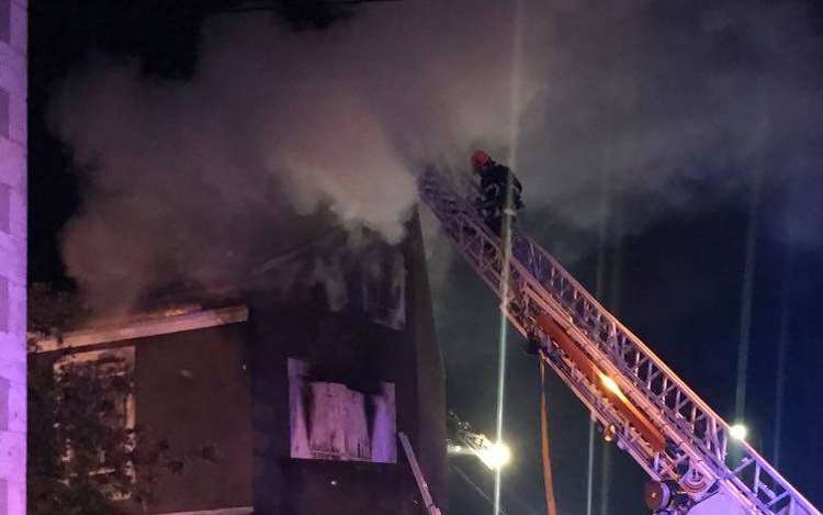 Renojoub's tweet photo. Angoulême: un squatteur fait un barbecue au rez-de-chaussée, deux maisons incendiées https://t.co/tOTbBIrTxl https://t.co/ZeDSg8zJ28