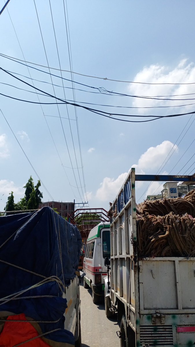 vivekdu672's tweet photo. लहरतारा में भीषण जाम जनता त्रस्त मदद करे @adgzonevaranasi @IgRangeVaranasi @Uppolice https://t.co/66FE8sq2lO