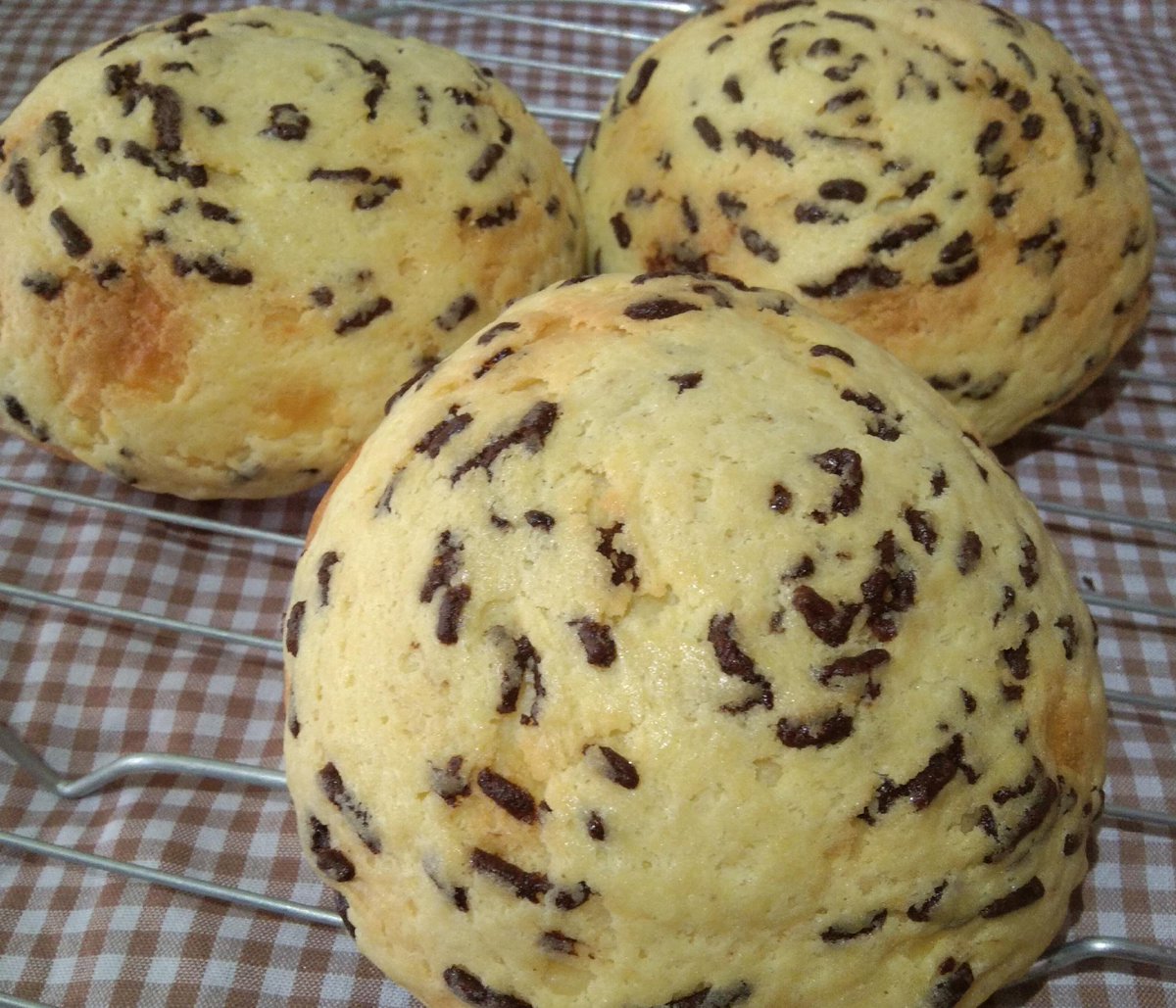 Rotiditrader's tweet photo. Roti polo meses, pas di oven bisa ngembang bagus, tp waktu ud mateng kok turun ya ? Apa karena over proofing chef? 
#setorbakingchef
@michaelleuwol https://t.co/p9XwQlVmLH