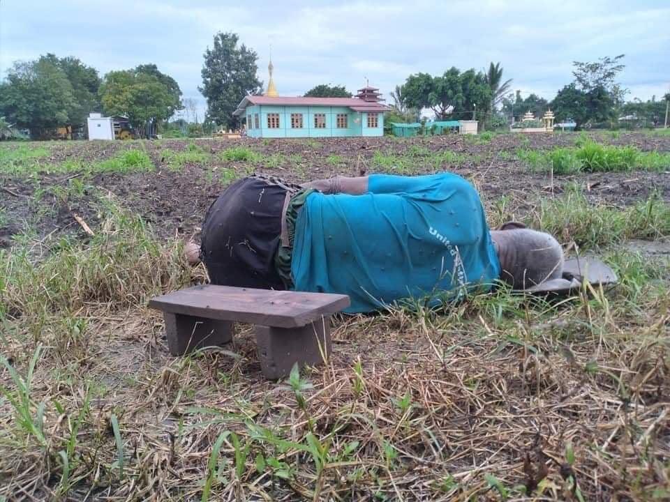 #MYANMAR Photos reported by <a href="/IrrawaddyNews/">The Irrawaddy (Eng)</a> saying an older civilian man, wearing UN emblem t-shirt, was shot dead by junta troops at Kone Thar village in Kayah (Karenni) State’s Demoso township during the clashes on Sunday. 

#WhatsHappeningInMyanmar #BurmaCoup