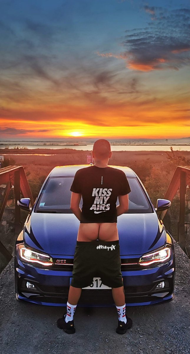 MikapafX's tweet photo. Dans la vie j’ai deux énormes kiffs 🔥 
Les #skets 👟 et les voitures 🚗 
Alors quand je peux unir les deux, obligé de sortir mon cul 🍑 surtout face à un tel coucher de soleil 🌅 
RT si toi aussi tu as un kiff commun avec moi 🔁 https://t.co/ApiodpVigG