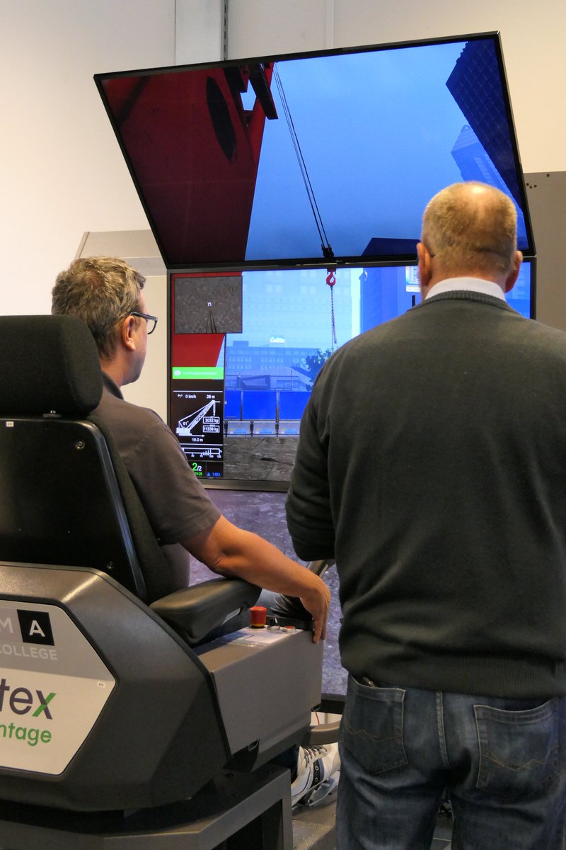 Simulatorentraining, een goede start om je vaardigheden op diverse machines verder uit te breiden. Neem contact met ons op via tel. 0341-499450.