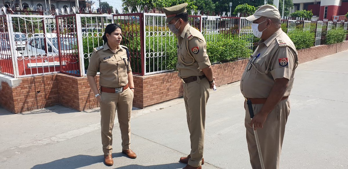 spgrpmoradabad's tweet photo. #आज_किसानों_द्वारा_भारत_बंद के दृष्टिगत पुलिस अधीक्षक रेलवे मुरादाबाद @IPSAparnaGupta द्वारा भ्रमण सील रहकर शांति/सुरक्षा व्यवस्था हेतु रेलवे स्टेशन, ट्रेन, रे���वे लाइनों पर सतर्कता बरती जा रही है।
@CMOfficeUP @homeupgov @Uppolice @upgrp_hq https://t.co/3F65pxydPx