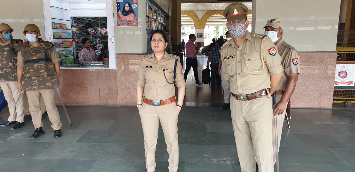 spgrpmoradabad's tweet photo. #आज_किसानों_द्वारा_भारत_बंद के दृष्टिगत पुलिस अधीक्षक रेलवे मुरादाबाद @IPSAparnaGupta द्वारा भ्रमण सील रहकर शांति/सुरक्षा व्यवस्था हेतु रेलवे स्टेशन, ट्रेन, रे���वे लाइनों पर सतर्कता बरती जा रही है।
@CMOfficeUP @homeupgov @Uppolice @upgrp_hq https://t.co/3F65pxydPx