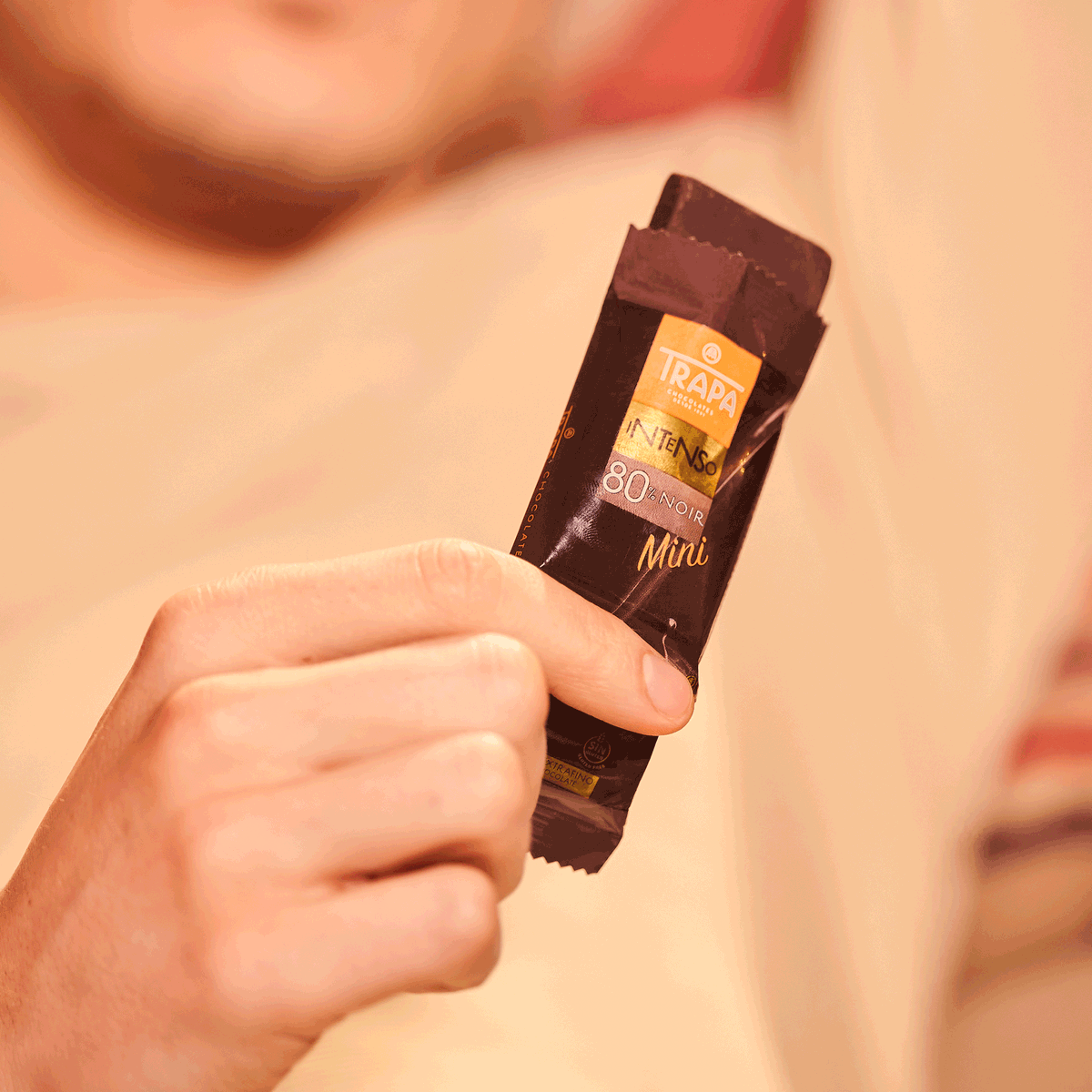 chocolatestrapa's tweet photo. El break que necesitas cuando tienes un lunes intenso en la ofi, relájate con tu #TrapaMini 🧡 ¡Después del primer bocado todo mejora! 😜
#ChocolatesTrapa #SinGluten #chocolatenegro #chocolate #TrapaMini #lunes #oficina https://t.co/rx8967uujx