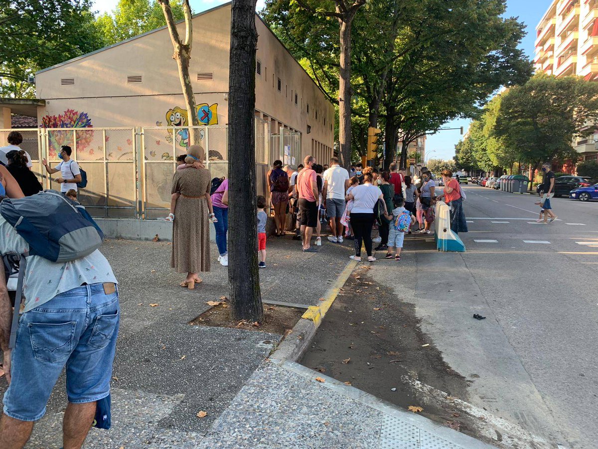 ampamigdia's tweet photo. 15 dies de l'inici del nou curs i continuem sentint-nos desprotegits pel perill que suposa no tenir una barrera física adequada a l'entrada i sortida (pel c/migdia) dels més petits de l'escola. L'any passat ja vàrem tenir 2 incidents que per sort van acabar bé!!
@girona_cat https://t.co/UGhq6xhmDo