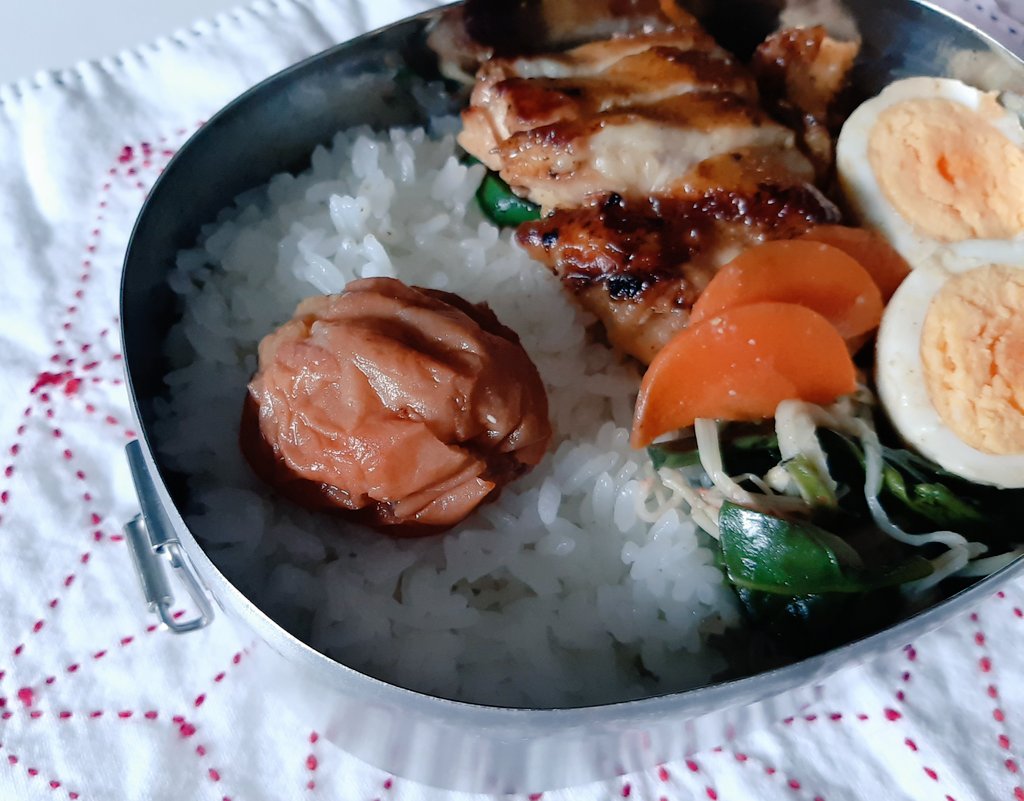 fuwaricooking's tweet photo. 旦那さん好物の梅干し。大きいのを手にいれたのでドンと一個。
#料理好きさんと繋がりたい #お弁当 https://t.co/fEt7LKy0z4