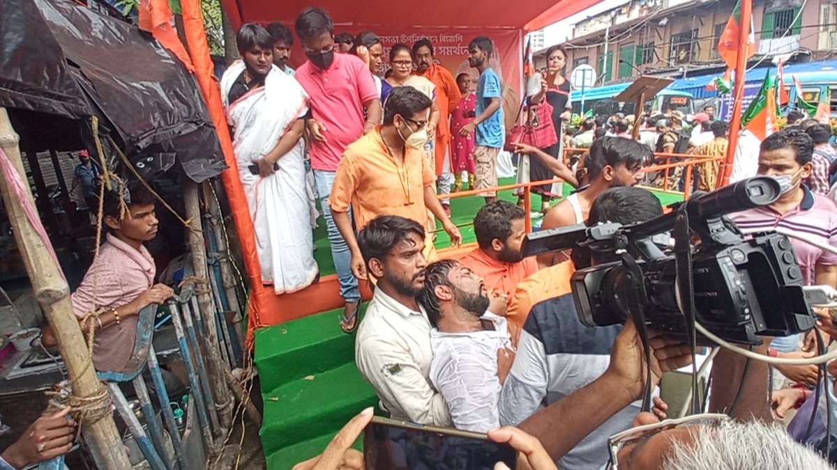 irakeshbose's tweet photo. সর্বভারতীয় সহ সভাপতি ও মেদিনীপুরের সাংসদ শ্রী দিলীপ ঘোষ মহাশয় এর উপর ভবানীপুর বিধানসভায় পথ সভা থেকে যাওয়ার পথে তৃণমূলের দুষ্কৃতীরা আক্রমন করে আমাদের কয়েকজন কর্মী এতে আহত হয়েছেন। এই ঘটনার তীব্র প্রতিবাদ জানাই। #AbaroHarbeMamata https://t.co/LFQVlDIKDD