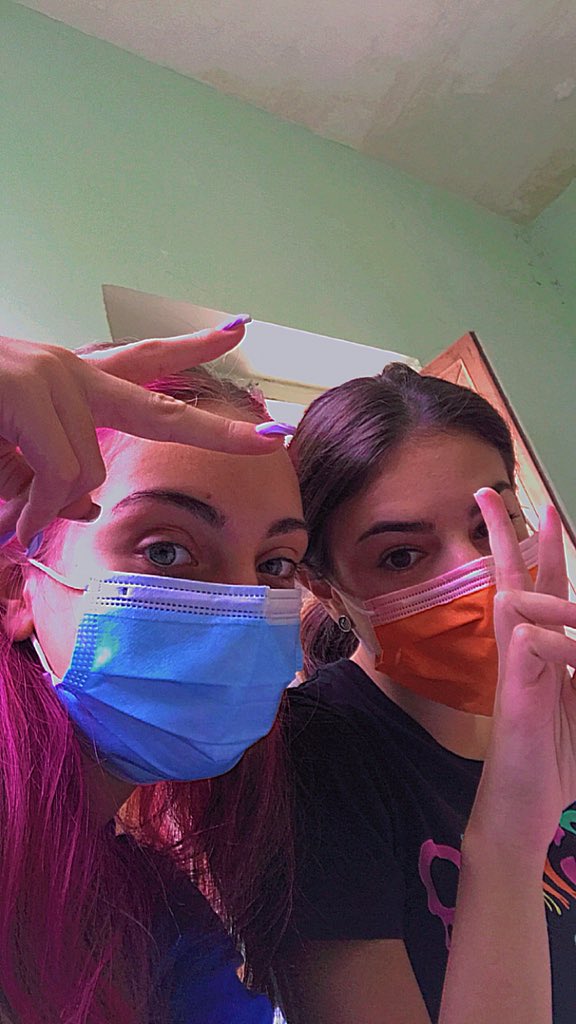 Io e Piera siamo tornate compagne di banco ma non si può cacare perché abbiamo il bagno in classe, buon inizio settimana 😔❤️