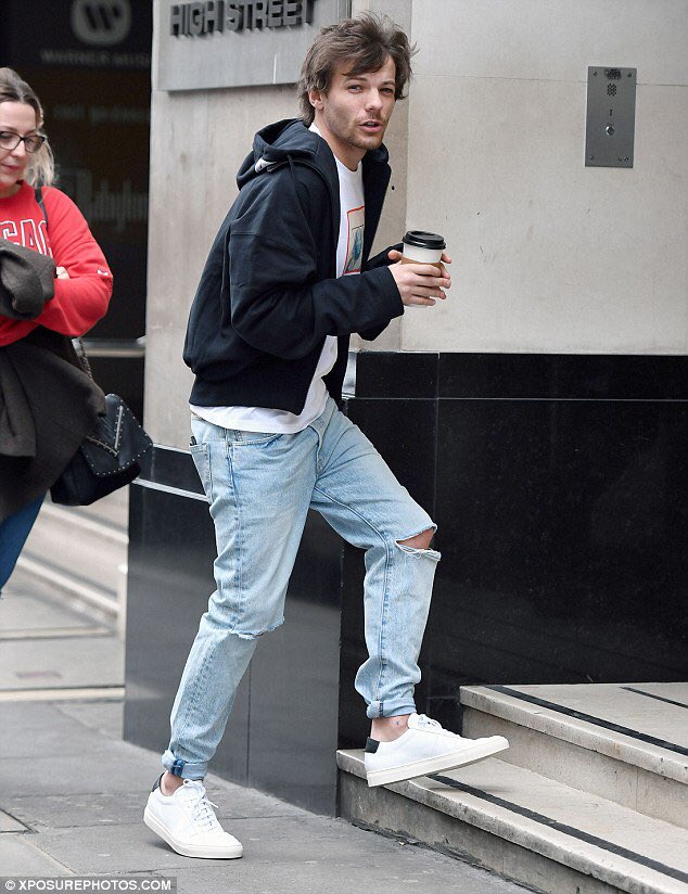 ୨୧ h&l daily (@daiiylarry) on Twitter photo 