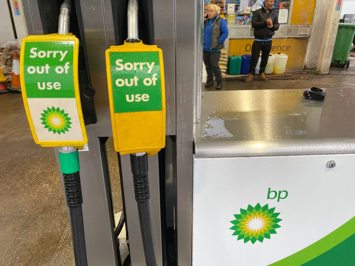 PhilipPlickert's tweet photo. Montagmorgen im UK: Es regnet, ist kalt, und die meisten Tankstellen im Land habe nach einem Panikansturm der Kunden kein Benzin mehr https://t.co/buJAJ8ESGX