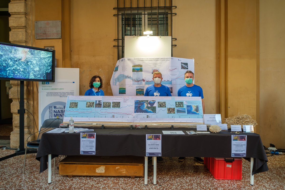 CNRDTA's tweet image. A #Bologna i ricercatori #CNR_ISMAR  e @cnrisp  erano presenti con uno stand sul tema Oceano e Cambiamenti Climatici #NotteEuropeaDeiRicercatori  @CNRsocial_