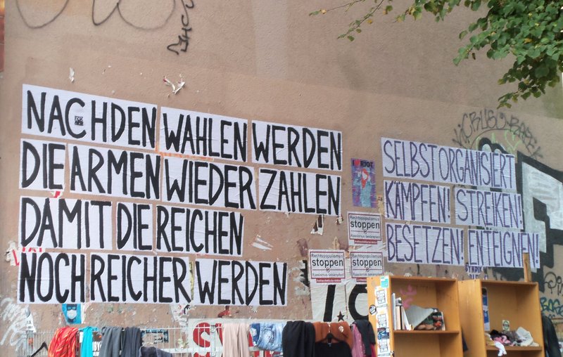nk_12049's tweet photo. Nach der #Wahl:
Die Stadt der Reichen bekämpfen geht nur: Selbstorganisiert !
#Streiken #Besetzen #Enteignen
neues von der #Infowand #Schillerkiez #Neukölln #Streetart https://t.co/LiHG4hMvWv