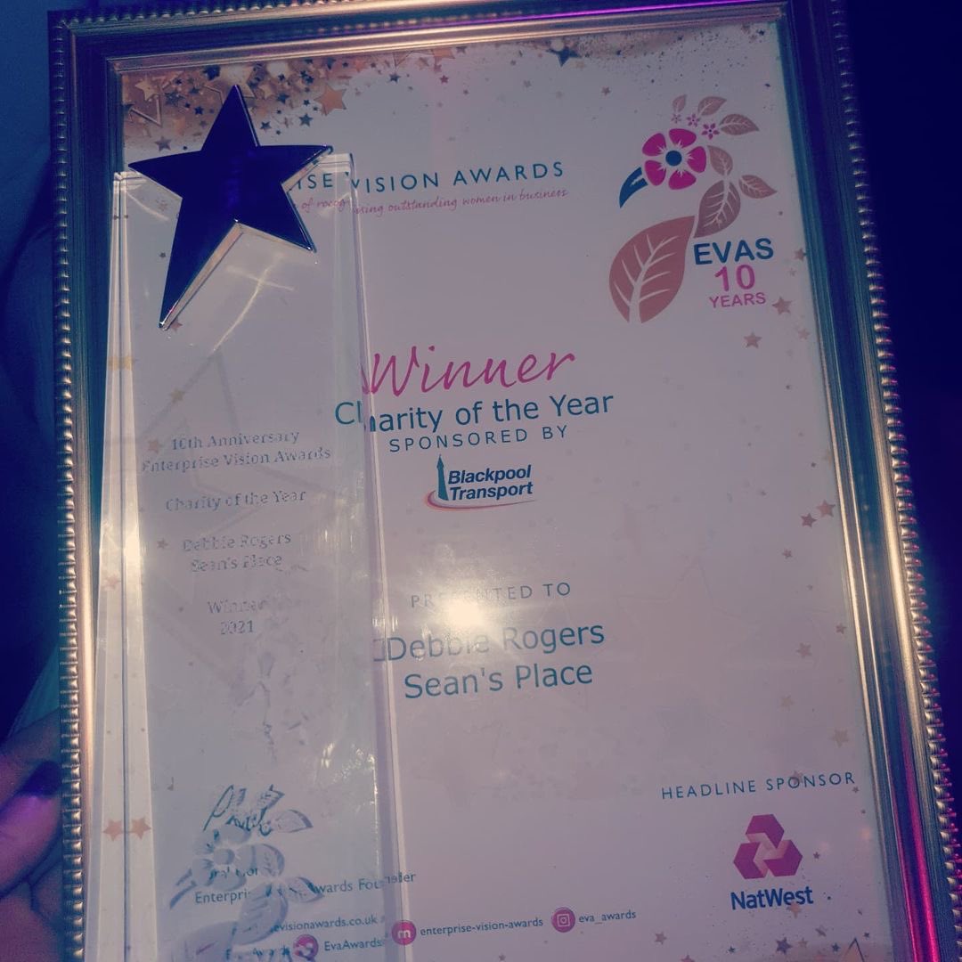 What an absolutely amazing achievement by @SeansPlace2 ! We are super proud that you won Charity of the Year at the @evaawards 
Truly deserved Well done to you all! 👏🏻👏🏻

#seansplace #awardwinners #awardwinner #liverpoolcharity #liverpoolcharityevent #charityoftheyear #evaawards