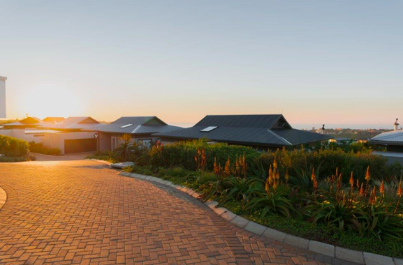 _ArriveAlive's tweet photo. 6 Things to consider before signing on the dotted line of your retirement property https://t.co/T3h8Cs7epz
#ArriveAlive #RetirementProperty #Investment Renishaw Hills - Scottburgh https://t.co/Fmm0qegEin