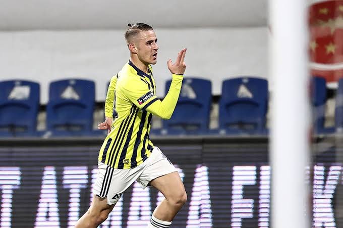 Olympiacos maçında tribünde olacak <a href="/Fenerbahce/">Fenerbahçe SK</a> li arkadaşlara ufak bir hatırlatma; 

Bizim de Yunan oyuncumuz var. Ne rakibi boş yere motive etmeye ne de kendi adamımızı zor duruma sokmaya gerek yok. 😉