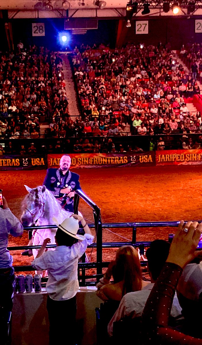 DDarkmooon's tweet photo. #JSF2021 @PepeAguilar Mi bebé frente a pepe!!! Enseñándole la firma de @LAguilarOficial en su sombrero 😍 https://t.co/X4AUFhhz3B